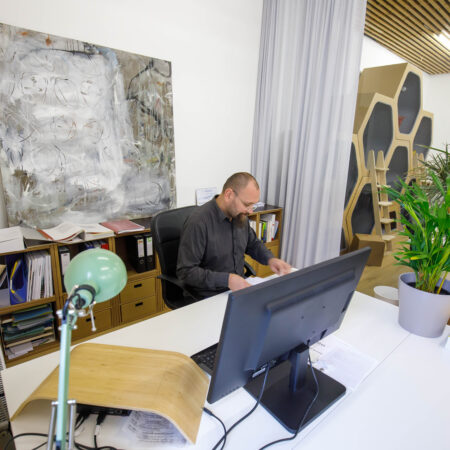 Coworker am Schreibtisch in der PostWerkStatt Ottensheim