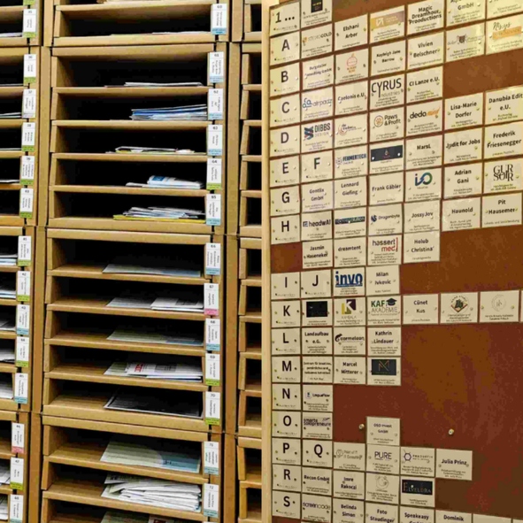 Postfächer und Firmenschilder der Virtual Offices in der PostWerkStatt